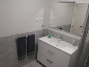 a bathroom with a sink and a mirror at Schöne Wohnung Mit Sonnenterrasse Und Meerblick in Morro del Jable