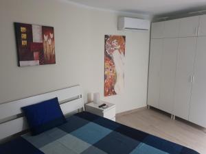 sypialnia z łóżkiem i obrazem na ścianie w obiekcie Ruhige Ferienwohnung Für 4 Personen w Costa Teguise