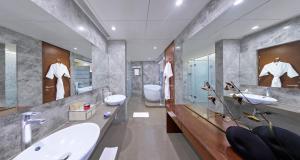 Ein Badezimmer in der Unterkunft Vivanta Pune, Hinjawadi