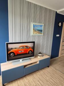 Televízia a/alebo spoločenská miestnosť v ubytovaní Kawalerka Gdynia