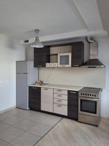 une cuisine avec une cuisinière et un réfrigérateur dans l'établissement Cozy Studio in Vilnius Old Town, à Vilnius