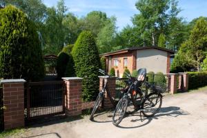 a bike parked in front of a fence at Ferienhaus In Alt Schadow Mit Grill Und Terrasse in Markische Heide