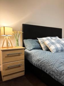 Ένα ή περισσότερα κρεβάτια σε δωμάτιο στο Chic Trafford Apartment, Private Underground Parking, Fast Wi-Fi, Self Check-in Anytime, 5 mins to Old Trafford Stadium