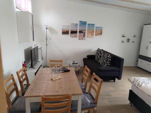 a living room with a table and a couch at Nette Wohnung In Großsteinberg Mit Grill Und Terrasse in Pomssen