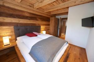 Postel nebo postele na pokoji v ubytování Haus Ostermoasspitz In St, Martin Am Tennengebirge