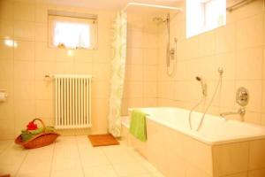 Bilik mandi di Appartement In Brotterode Mit Eigener Terrasse +3 gambar