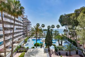 an aerial view of a resort with a pool and palm trees at Villas Guzman - Paraiso Mar in Calpe