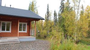 eine kleine Hütte mit Veranda im Wald in der Unterkunft Ferienhaus für 5 Personen ca 62 m in Rauhala, Finnisch-Lappland Pallas-Yllästunturi-Nationalpark in Rauhala