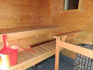 Innenansicht einer Holzhütte mit einem Bett und einem Eimer in der Unterkunft Ferienhaus für 5 Personen ca 62 m in Rauhala, Finnisch-Lappland Pallas-Yllästunturi-Nationalpark in Rauhala