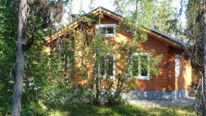 eine Blockhütte im Wald mit Bäumen in der Unterkunft Ferienhaus für 5 Personen ca 62 m in Rauhala, Finnisch-Lappland Pallas-Yllästunturi-Nationalpark in Rauhala + 17 Fotos