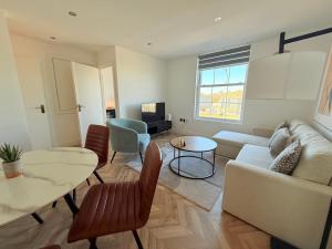 ライにあるPass the Keys The Lookout at Rye - great viewsのソファとテーブルのあるリビングルーム
