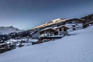 un lodge de esquí en la cima de una montaña cubierta de nieve en Jagd Chalet Sölden, en Sölden