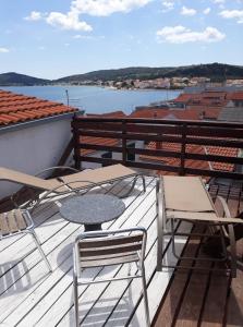 a balcony with chairs and a table and a view of the water at Sommersprosse Terase in Betina