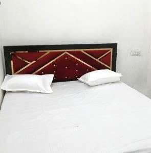 Giường trong phòng chung tại Awadh Biharee Inn