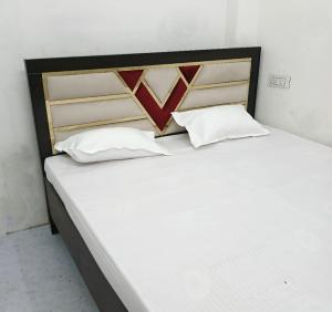 Giường trong phòng chung tại Awadh Biharee Inn