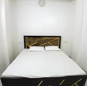 Giường trong phòng chung tại Awadh Biharee Inn