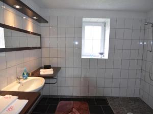 Koupelna v ubytování Schönes Ferienhaus Ifür 6 Pers, N Ruhiger Lagei