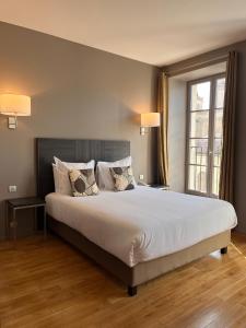 Postel nebo postele na pokoji v ubytování Grand Hotel de Castres