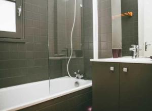 Et badeværelse på Chalet 3 étoiles - Parc aquatique - eebbhb + 43 billeder