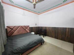 Postel nebo postele na pokoji v ubytování KamadGiri Homestay By inditirth