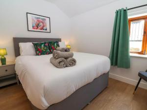 a bedroom with a bed with teddy bears on it at Woodland Roost in Bideford