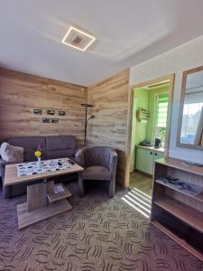 una sala de estar con un sofá y una mesa en Bungalow am See, en Binz