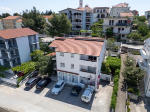 una vista aerea di un edificio bianco con tetto rosso di Apartmani Kristina a Seget Vranjica