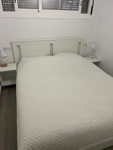 - un lit blanc dans une chambre avec 2 tables de nuit dans l'établissement Morning Coffee by the Sea 1 BR Between Capellans and Llevant Beaches, à Salou 35 autres photos