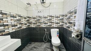 un baño con inodoro y ducha en Annaliya Urban Nest, en Habarana