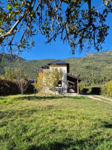 una casa in mezzo a un prato di Cabañas Valle Nabú a Lago Puelo