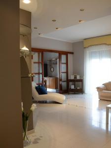 een woonkamer met een bank en een bed bij Belvedere 35 in Salerno