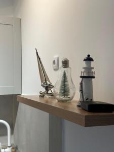 ein Regal mit einer Glasflasche und einem Router darauf. in der Unterkunft Sleep&Fly 1 Belgrade in Belgrad