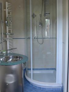 サレルノにあるBelvedere 35のシャワーと洗面台付きのバスルーム