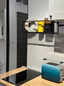 eine Küche mit einem blauen Toaster auf der Theke in der Unterkunft Sleep&Fly 1 Belgrade in Belgrad + 10 Fotos