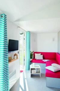 TV a/nebo společenská místnost v ubytování Camping 4 étoiles - Piscine - eeieih