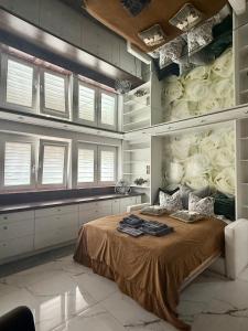 Posteľ alebo postele v izbe v ubytovaní DeLuxury Mirror Apartament Centrum