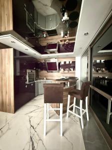 Kuchyňa alebo kuchynka v ubytovaní DeLuxury Mirror Apartament Centrum
