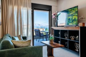 Μια τηλεόραση ή/και κέντρο ψυχαγωγίας στο September15 Suites, Lefkada-Nikiana