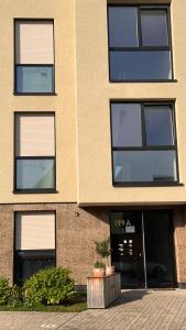ein Backsteingebäude mit Fenstern und einer Tür in der Unterkunft AMAO Grey - 86 m2 Apartment - Balcony - King-Size Beds - Free Parking - Near Europa-Park - Up to 12 Guests with 2 Units in Rheinhausen + 44 Fotos