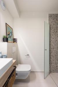 une salle de bains blanche avec toilettes et lavabo dans l'établissement MILESTONE Krakow Center Student Living, à Cracovie
