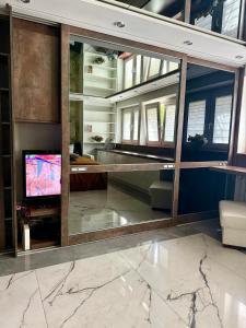 Televízia a/alebo spoločenská miestnosť v ubytovaní DeLuxury Mirror Apartament Centrum