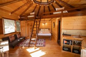 una habitación con una cama y una escalera en una cabaña en Cabaña Sudafrica, en Tarifa