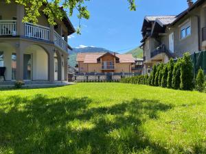 a yard in front of a house with green grass at Villa Ljiljan in Sarajevo