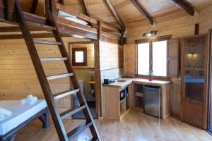 una cocina con una escalera en una casa pequeña en Cabaña Sudafrica, en Tarifa