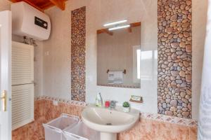 Ένα μπάνιο στο Villa Eden +14 φωτογραφίες