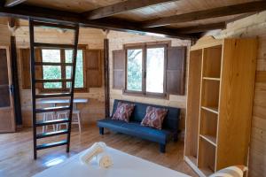 una sala de estar con un sofá azul en una casa pequeña en Cabaña Sudafrica, en Tarifa