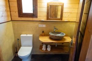 un baño con lavabo e inodoro en Cabaña Sudafrica, en Tarifa
