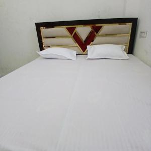 Giường trong phòng chung tại Awadh Biharee Inn
