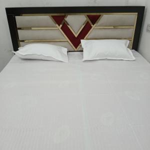 Giường trong phòng chung tại Awadh Biharee Inn