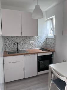Kuchyň nebo kuchyňský kout v ubytování Rab - Apartman Matea